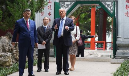 O presidente dos EUA, Donald Trump, e o presidente chinês, Xi Jinping, visitam o complexo de liderança de Zhongnanhai nesta sexta-feira (16)