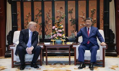 O presidente dos EUA, Donald Trump, e o presidente chinês, Xi Jinping, se encontram à margem de uma visita ao Jardim Zhongnanhai em 15 de maio de 2026, em Pequim, China