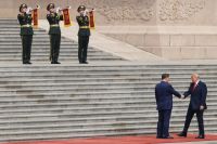 Trump chega ao Grande Salão do Povo para reunião bilateral com Xi Jinping