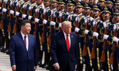 O presidente dos EUA, Donald Trump, caminha ao lado do presidente chinês, Xi Jinping, durante uma cerimônia de boas-vindas no Grande Salão do Povo em Pequim, China