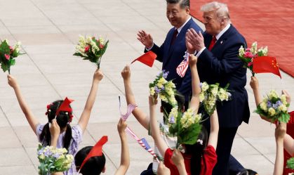 O presidente dos EUA, Donald Trump, e o presidente chinês, Xi Jinping, participam de uma cerimônia de boas-vindas no Grande Salão do Povo, em 14 de maio de 2026, em Pequim, China