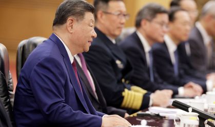 O presidente chinês Xi Jinping discursa durante uma reunião bilateral com o presidente dos EUA, Donald Trump, no Grande Salão do Povo, em 14 de maio de 2026, em Pequim, China