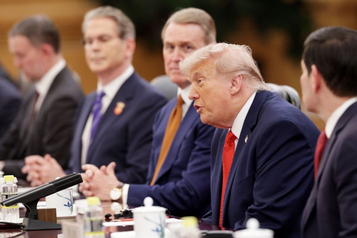 O presidente dos EUA, Donald Trump, discursa durante uma reunião bilateral com o presidente chinês, Xi Jinping, no Grande Salão do Povo, em 14 de maio de 2026, em Pequim, China • Alex Wong/Getty Images