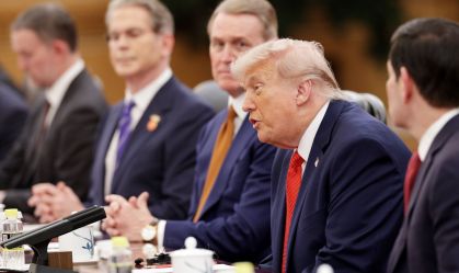 O presidente dos EUA, Donald Trump, discursa durante uma reunião bilateral com o presidente chinês, Xi Jinping, no Grande Salão do Povo, em 14 de maio de 2026, em Pequim, China
