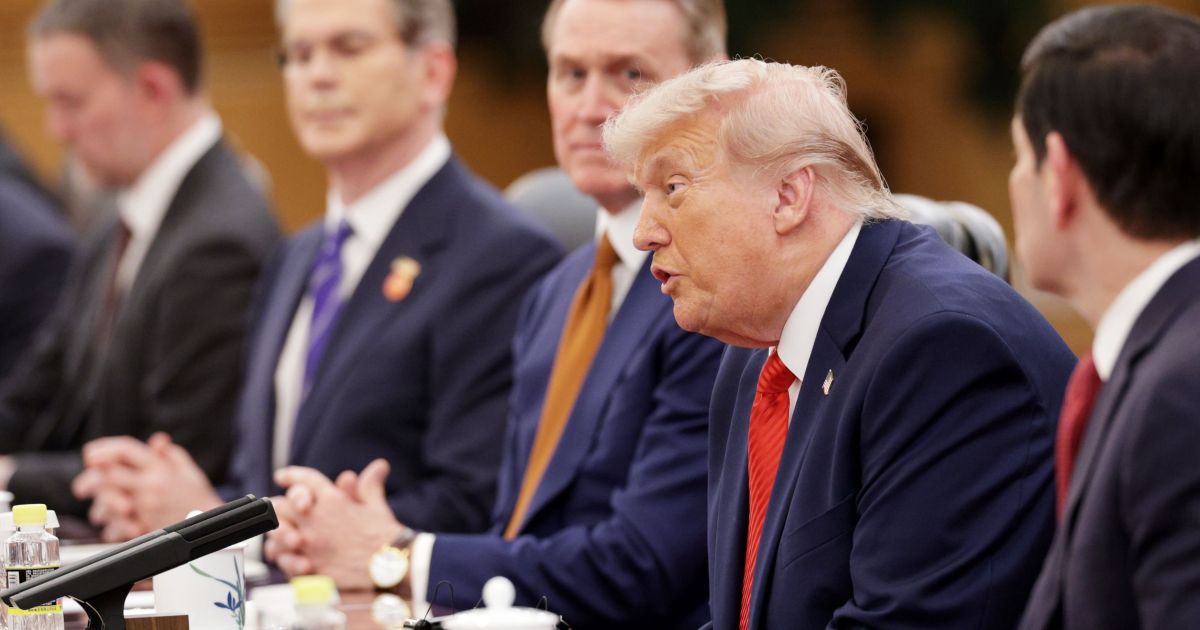 Na China, Trump diz que campanha militar no Irã deve continuar