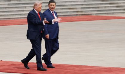 O presidente dos EUA, Donald Trump, é recebido pelo presidente chinês, Xi Jinping, durante uma cerimônia de boas-vindas no Grande Salão do Povo, em 14 de maio de 2026, em Pequim, China