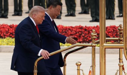 O presidente dos EUA, Donald Trump, é recebido pelo presidente chinês, Xi Jinping, durante uma cerimônia de boas-vindas no Grande Salão do Povo, em 14 de maio de 2026, em Pequim, China