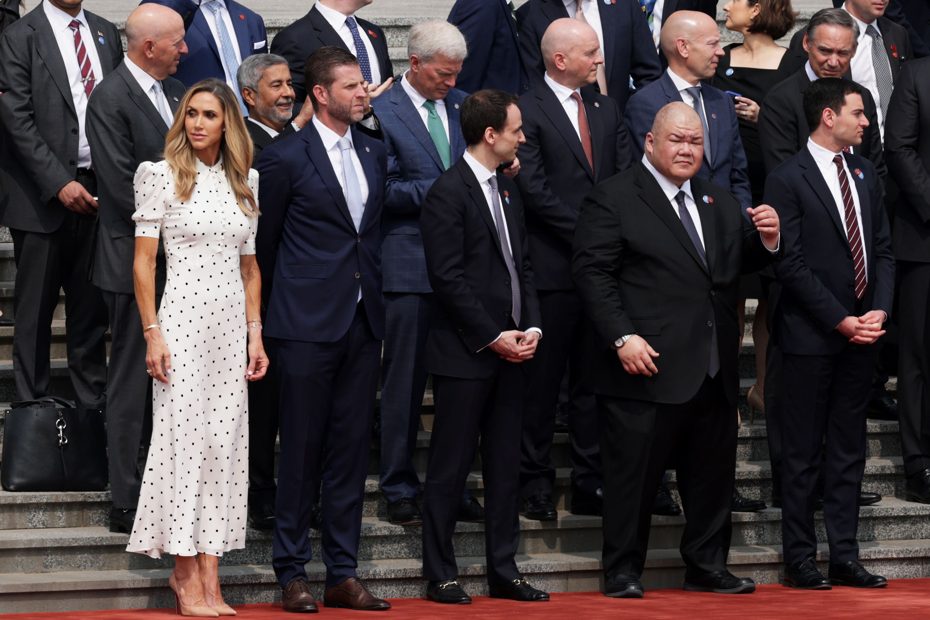 Membros da delegação dos EUA posam antes da cerimônia de boas-vindas ao presidente dos EUA, Donald Trump, no Grande Salão do Povo, em 14 de maio de 2026, em Pequim, China.