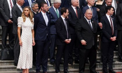 Membros da delegação dos EUA posam antes da cerimônia de boas-vindas ao presidente dos EUA, Donald Trump, no Grande Salão do Povo, em 14 de maio de 2026, em Pequim, China.
