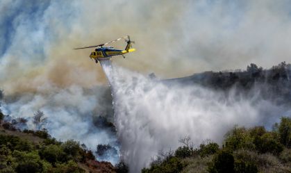 Aeronaves de combate a incêndios atuam contra o incêndio Sandy em Simi Valley, Califórnia, nesta segunda-feira (18)