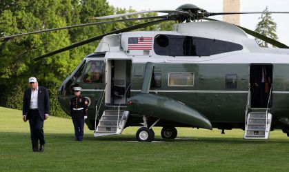 O presidente dos EUA, Donald Trump, retorna à Casa Branca após a visita de Estado na China