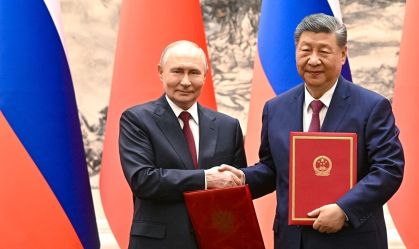 O presidente russo Vladimir Putin cumprimenta o presidente chinês Xi Jinping no Grande Salão do Povo, em Pequim, China, em 20 de maio de 2026