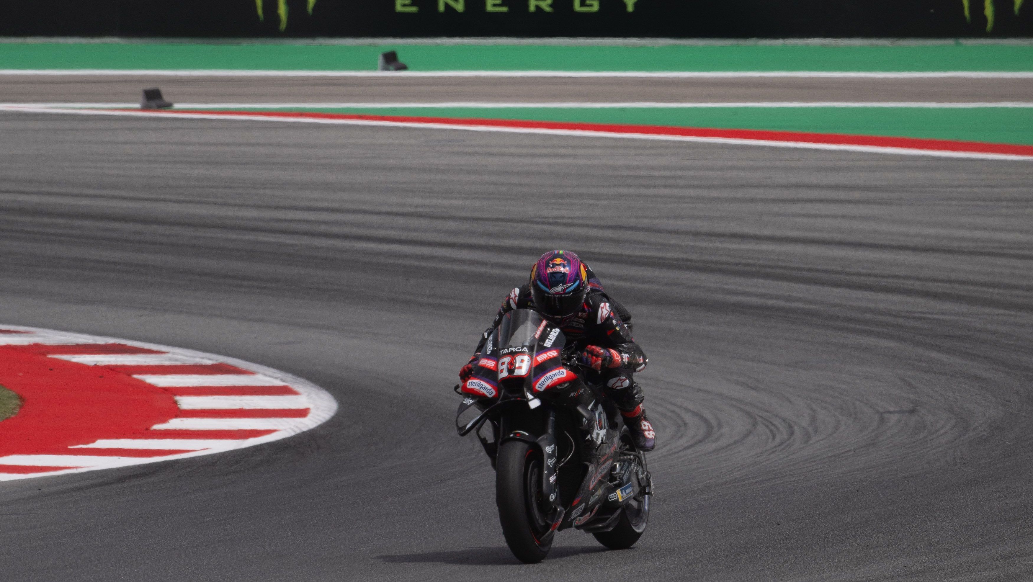 Jorge Martin, da Aprilia Racing, faz a curva durante o MotoGP da Catalunha