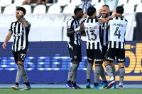 Botafogo vence Corinthians em casa com hat-trick de Arthur Cabral