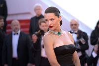 Adriana Lima aposta em visual minimalista para tapete vermelho de Cannes