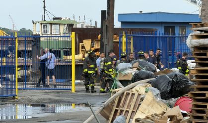Equipes de emergência no local da explosão e incêndio em Staten Island, Nova York