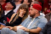 Taylor Swift e Travis Kelce têm encontro romântico em jogo dos Cavaliers