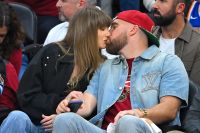 Tenda próxima à casa de Taylor Swift aumenta rumores de casamento
