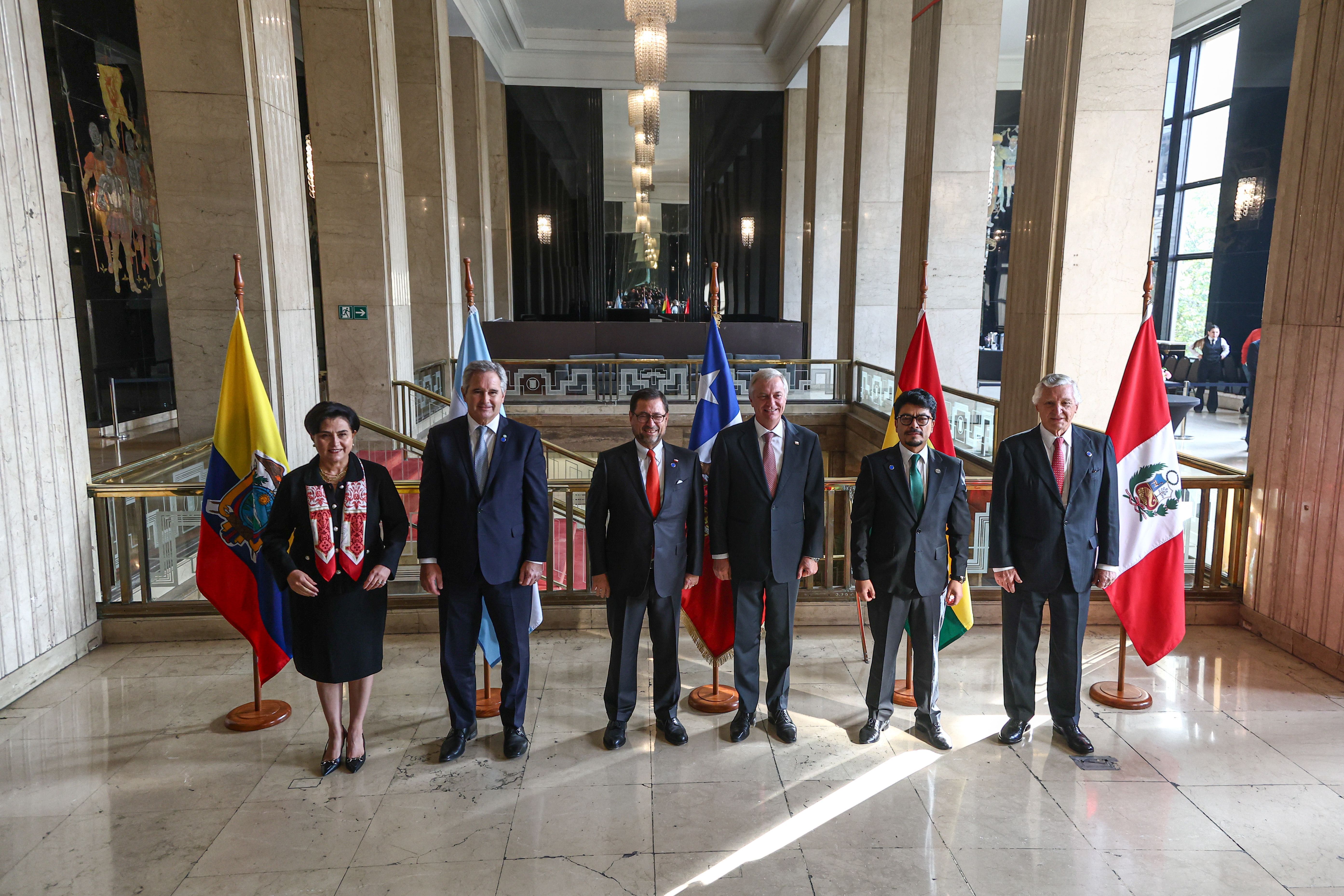 Autoridades da Argentina, Bolívia, Chile, Equador e Peru durante uma reunião regional contra o crime organizado em Santiago, Chile, nesta quinta-feira (28)