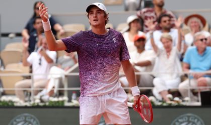 João Fonseca vibrando em ponto vencido no duelo contra Novak Djokovic, válido pela terceira rodada da chave de simples de Roland Garros