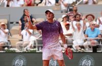 João Fonseca faz jogo histórico, vence Djokovic e avança em Roland Garros