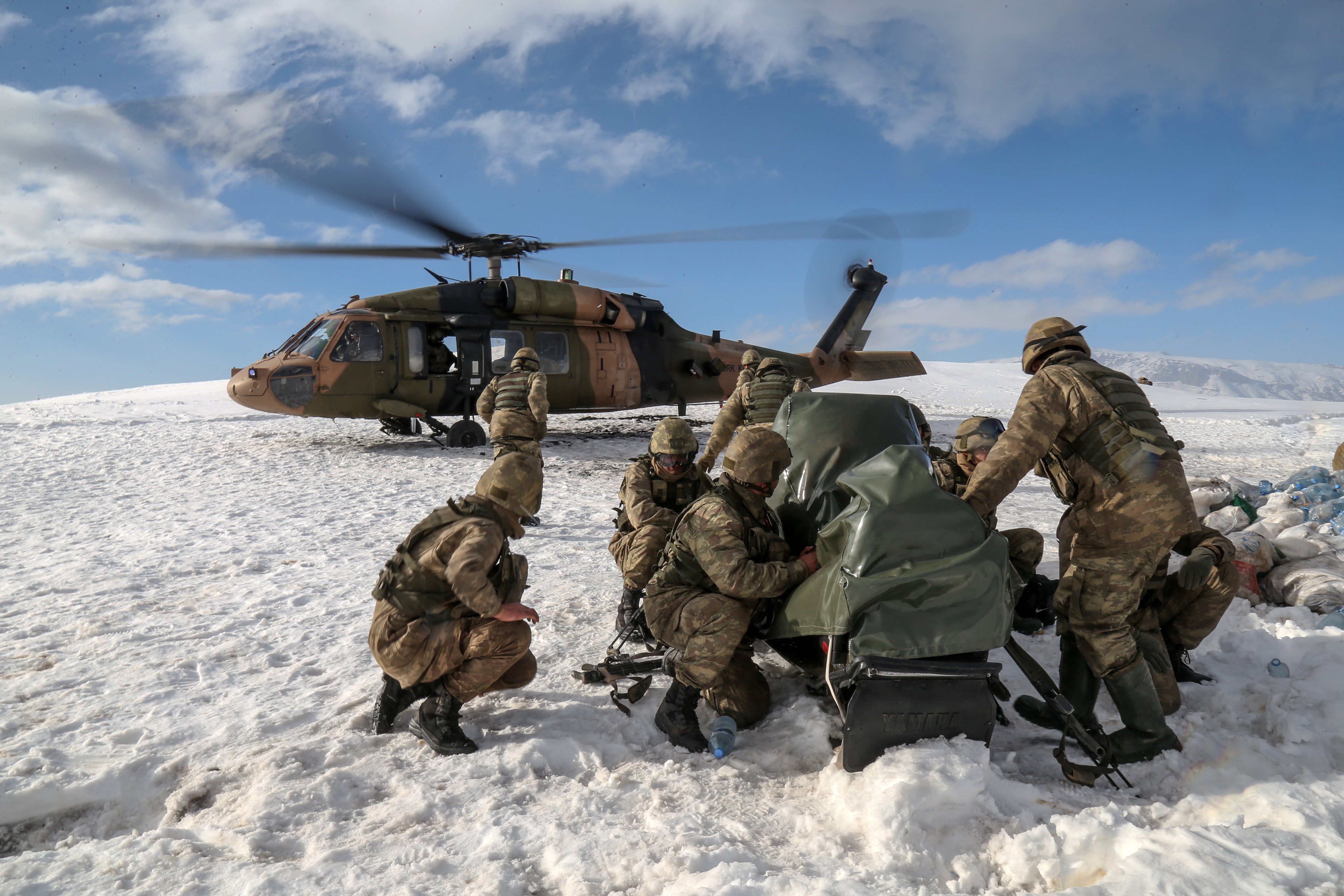 Soldados turcos carregam mercadorias em um helicóptero militar em Hakkari, Turquia
