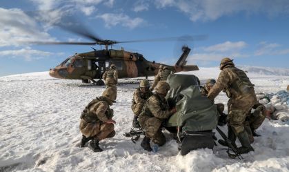 Soldados turcos carregam mercadorias em um helicóptero militar em Hakkari, Turquia