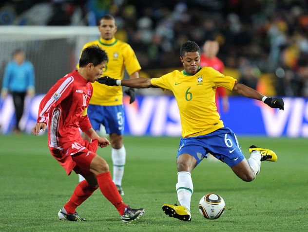Michel Bastos com a camisa da Seleção Brasileira na Copa do Mundo de 2010 • Martin Rickett/PA Images via Getty Images
