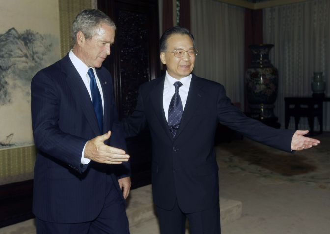 O ex-presidente dos EUA, George W. Bush, se reúne com o primeiro-ministro chinês, Wen Jiabao, no Complexo Zhongnanhai, em Pequim, China, em 2008 • Jason Lee - Pool/Getty Images