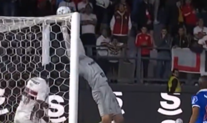 Goleiro Rafael falha em gol do Bahia