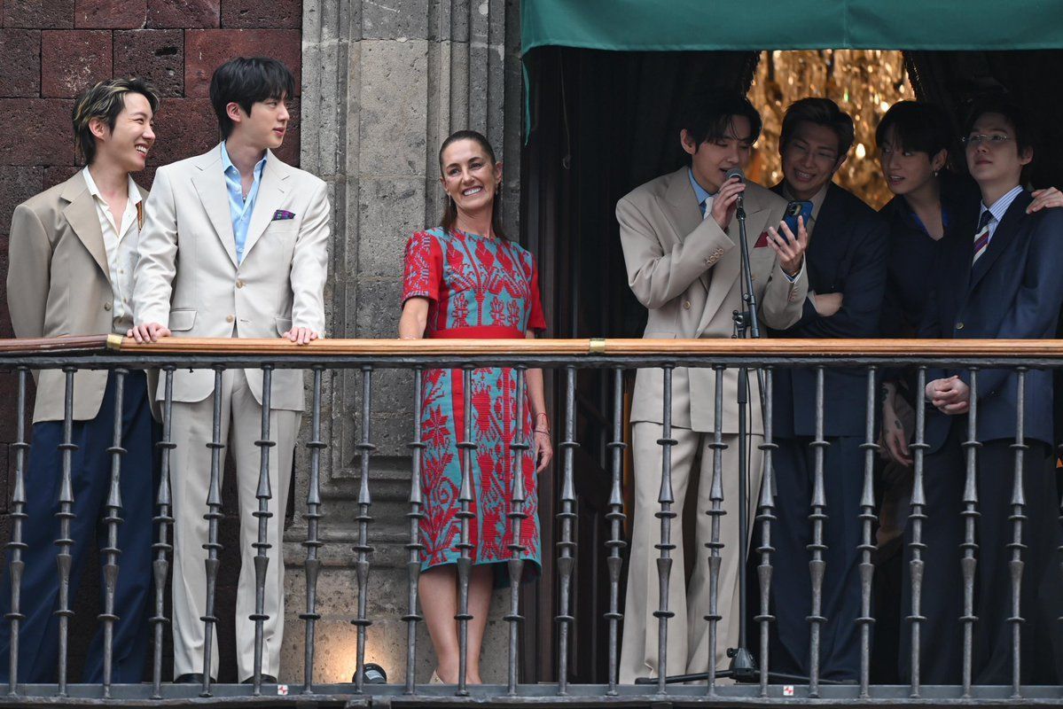 Grupo de K-pop BTS com a presidente do México, Claudia Sheinbaum, na sacada do Palácio Nacional, na Cidade do México. • @Claudiashein no X