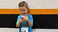 Menino com paralisia cerebral viraliza com primeira corrida: "Orgulhoso"