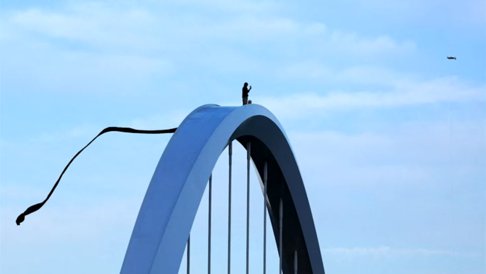 Homem escala ponte de 12 metros em Washington em protesto contra guerra