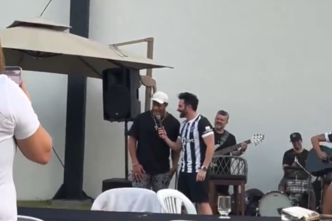 Hulk canta em despedida do Atlético