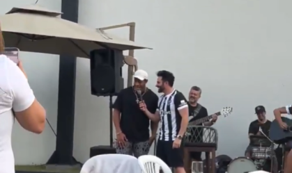 Hulk canta em despedida do Atlético