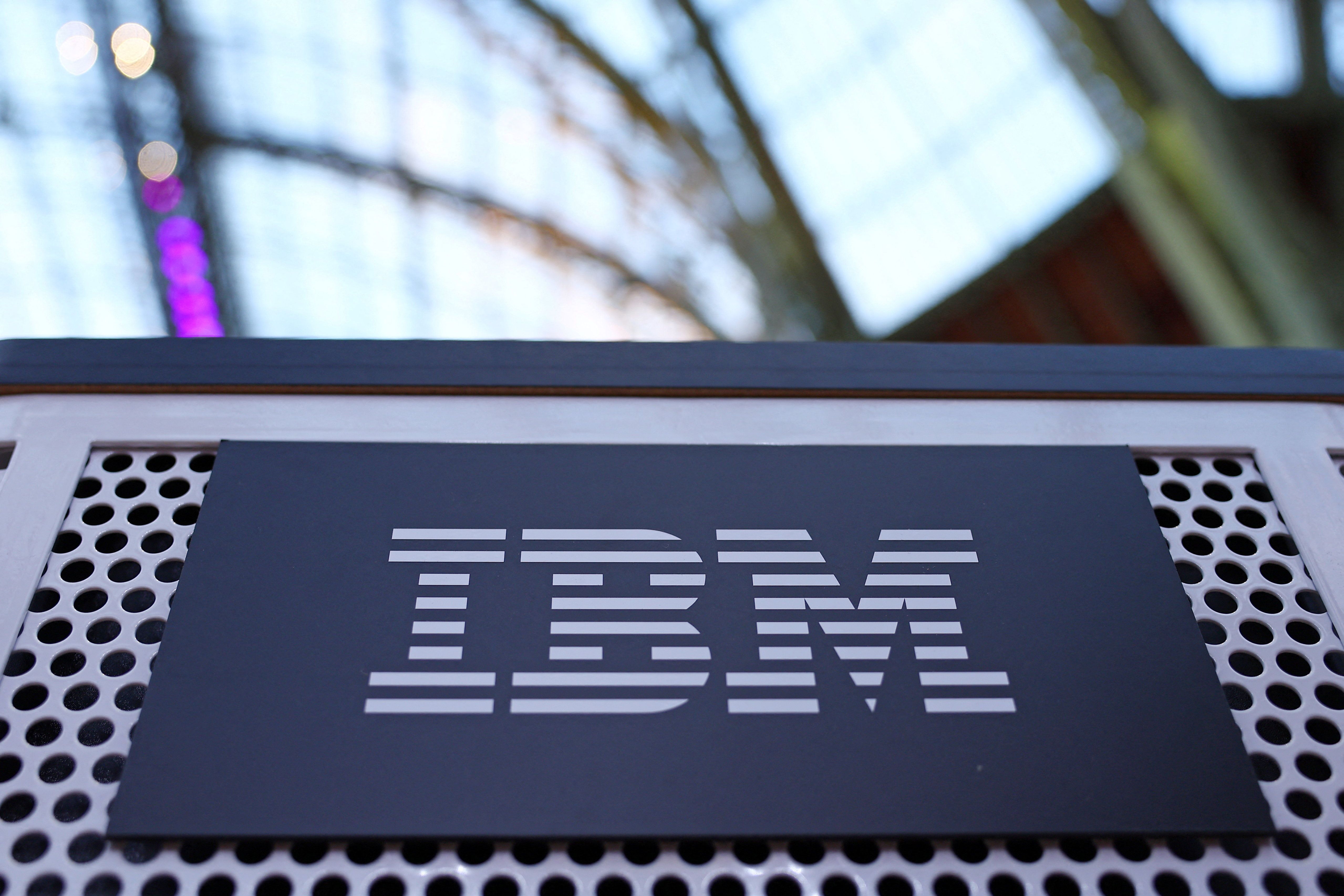 Logotipo da IBM durante a Cúpula Internacional Adopt AI no Grand Palais em Paris, França, em 26 de novembro de 2025