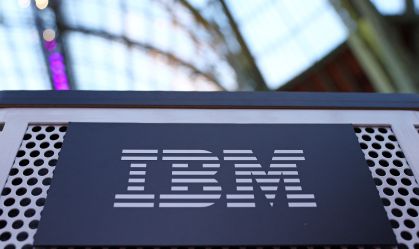 Logotipo da IBM durante a Cúpula Internacional Adopt AI no Grand Palais em Paris, França, em 26 de novembro de 2025