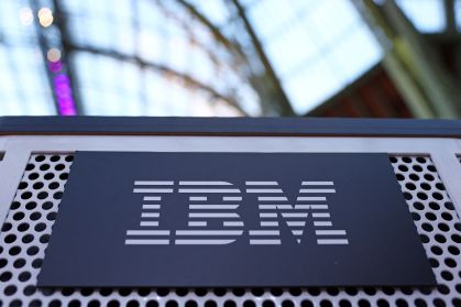 Logotipo da IBM durante a Cúpula Internacional Adopt AI no Grand Palais em Paris, França, em 26 de novembro de 2025