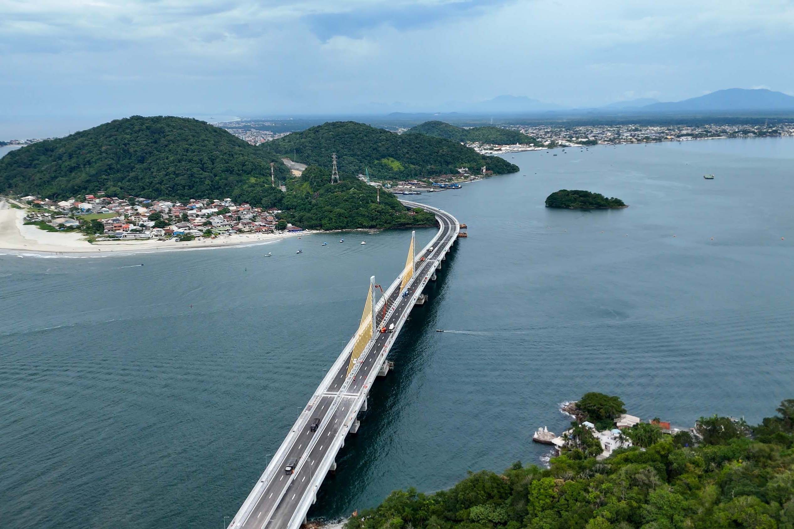 Imagem mostra a Ponte de Guaratuba, no litoral paranaense