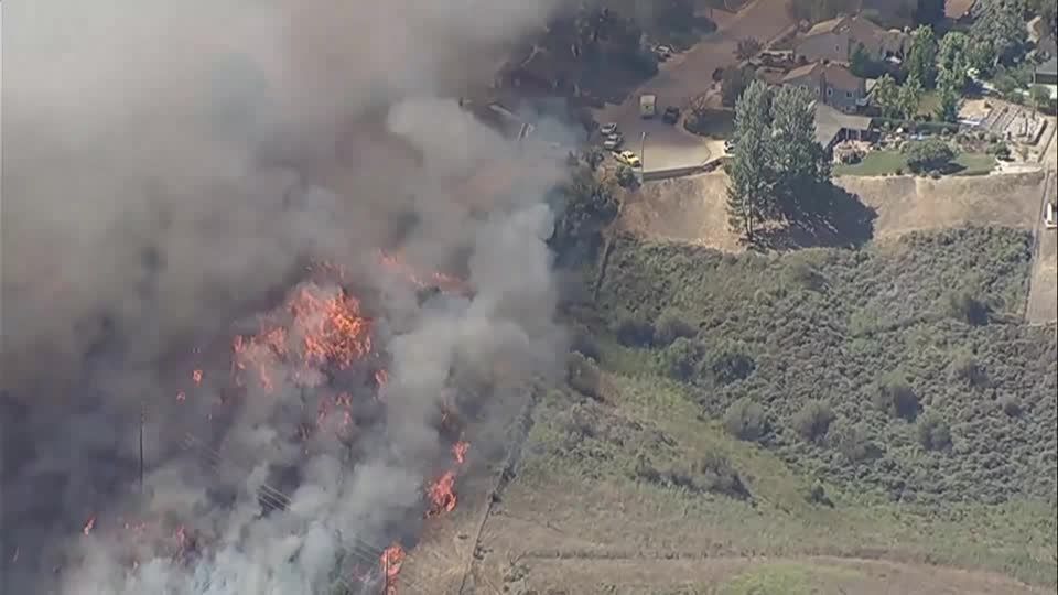 Imagens aéreas do incêndio Sandy no sul da Califórnia mostram o aumento das chamas