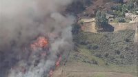 Incêndio na Califórnia avança e destrói uma casa após alertas de retirada
