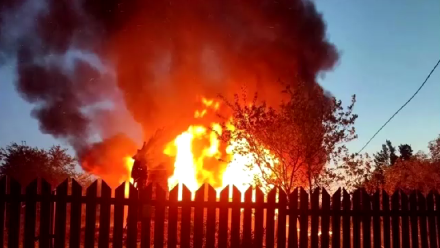 Incêndio após drone ucraniano atingir prédio na região de Moscou, na Rússia