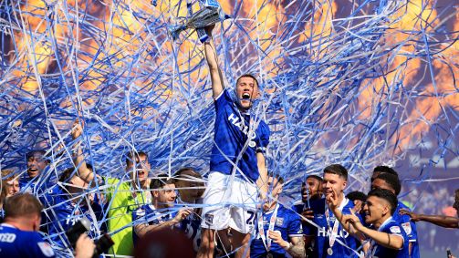 Capitão do Ipswich Town celebra após acesso à Premier League