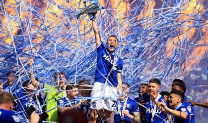 Capitão do Ipswich Town celebra após acesso à Premier League
