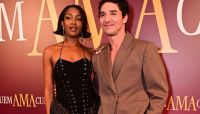 Iza acompanha namorado em festa de lançamento de "Quem Ama Cuida"