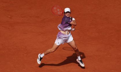 João Fonseca em ação contra Djokovic em Roland Garros