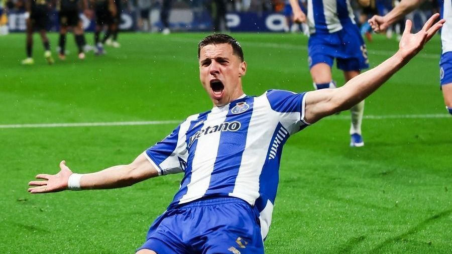 Jan Bednarek comemora gol que garantiu o título português da temporada 2025-26 ao Porto