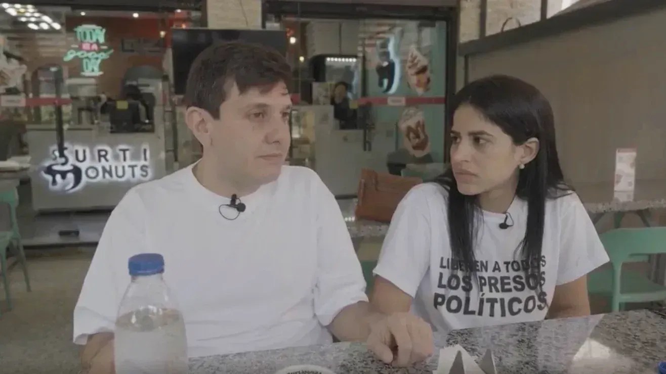 Jesús Armas e Sairam Rivas afirmaram que a repressão diminuiu no meio da nova anistia que levou à libertação de Armas da detenção • CNN