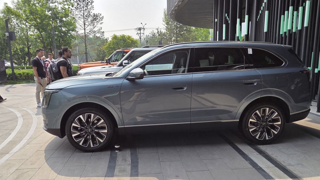 Jetour S08 DM: SUV PHEV de 7 pessoas chega ainda em 2026 no Brasil