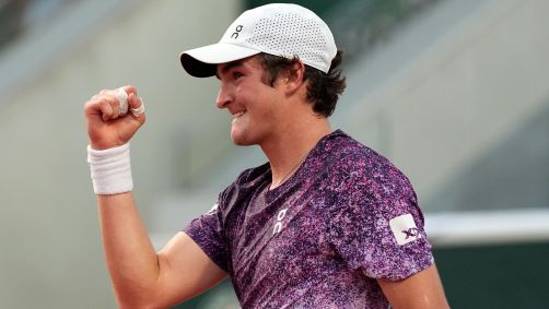 João Fonseca comemora vitória em Roland Garros